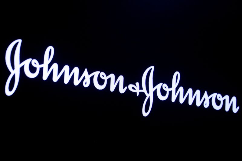 El logotipo de la empresa Johnson & Johnson en la Bolsa de Nueva York (NYSE)