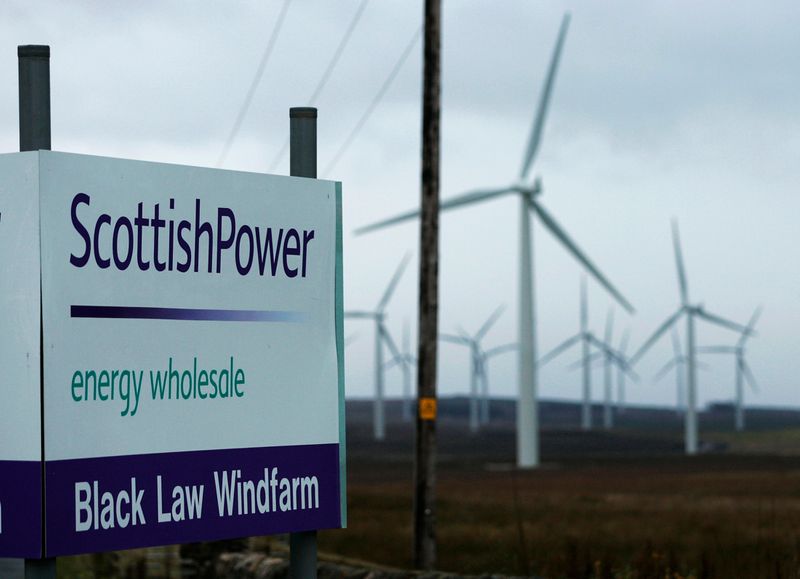 Una vista general muestra la entrada principal del parque eólico Black Law, propiedad de Scottish Power, en Lanarkshire