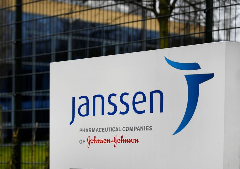 FOTO DE ARCHIVO: El exterior de la filial de Johnson and Johnson, Janssen Vaccines, en Leiden