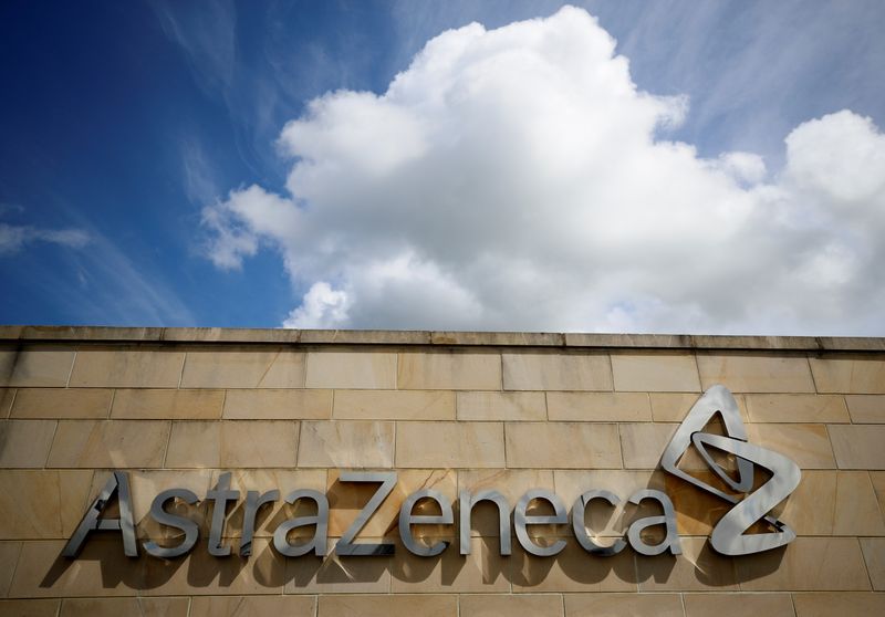 El logotipo de la compañía en la planta de AstraZeneca en Macclesfield