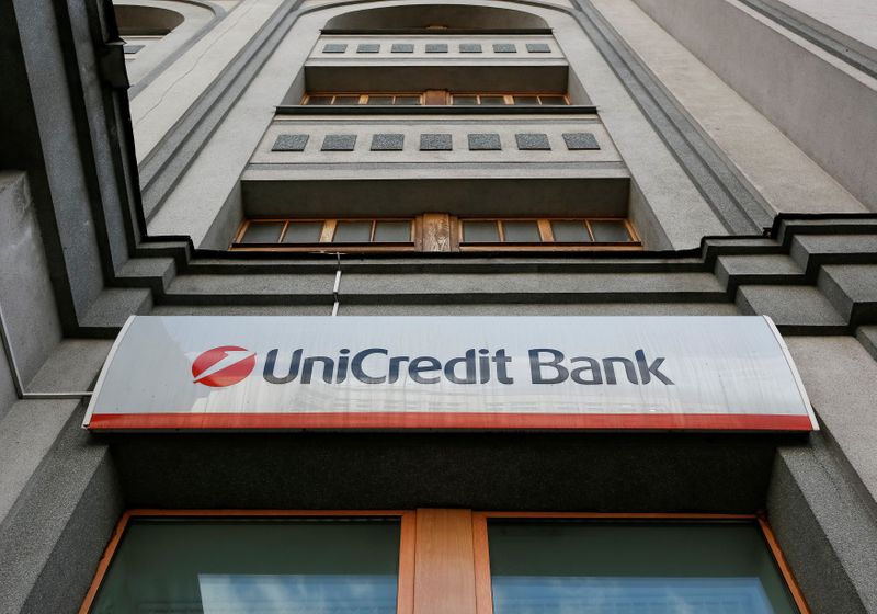 Photo du logo de la banque UniCredit sur une succursale