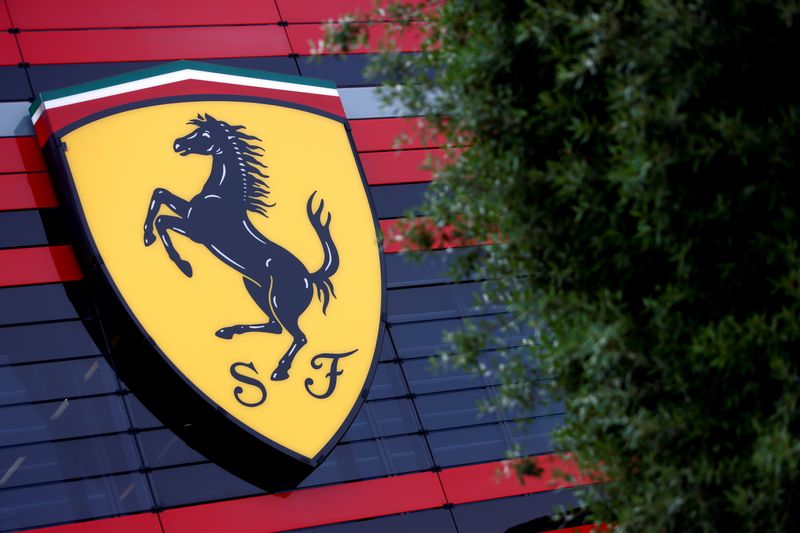 ARCHIV: Das Ferrari-Logo am Hauptsitz des Unternehmens in Maranello, Italien