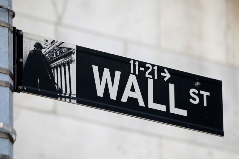 Panneau de Wall Street à l'extérieur de la Bourse de New York (NYSE)