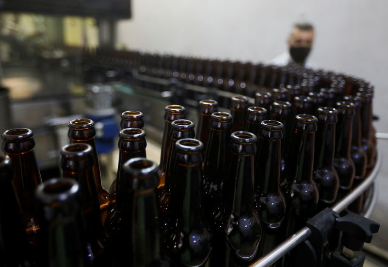 FOTO DE ARCHIVO: Botellas de cerveza vacías en una fábrica de Mazraat Yachouh