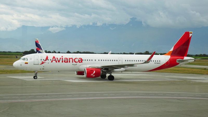 Foto de archivo. Un avión Airbus A321-200 de la aerolínea Avianca  se desplaza por la pista del Aeropuerto Internacional Alfonso Bonilla Aragón en Palmira