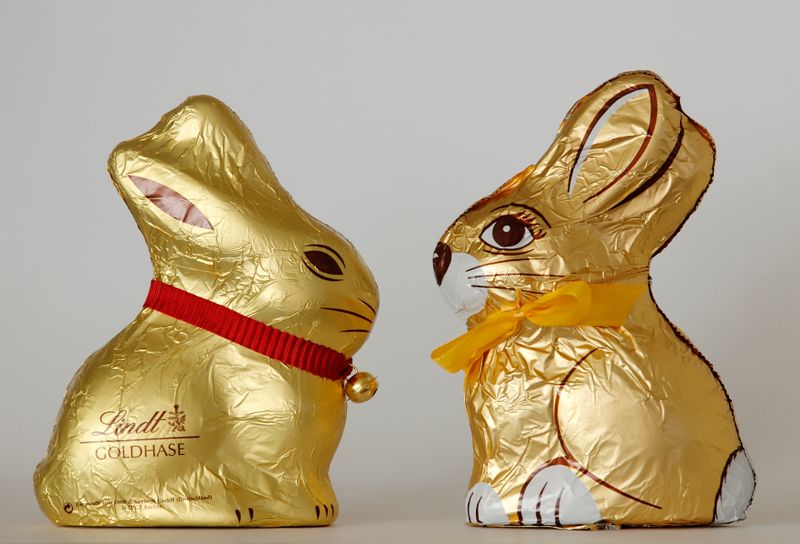 ARCHIV: Schokoladen-Osterhasen der Schweizer Firma Lindt (links) und der österreichischen Firma Hauswirth (rechts) in Wien, 26. März 2012.  REUTERS/Heinz-Peter Bader