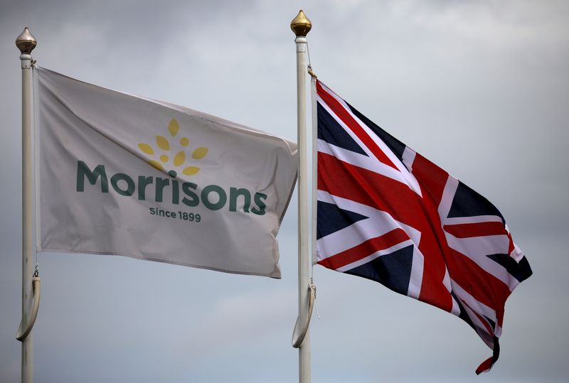  Bandiere sventolano fuori da un supermercato Morrisons a New Brighton