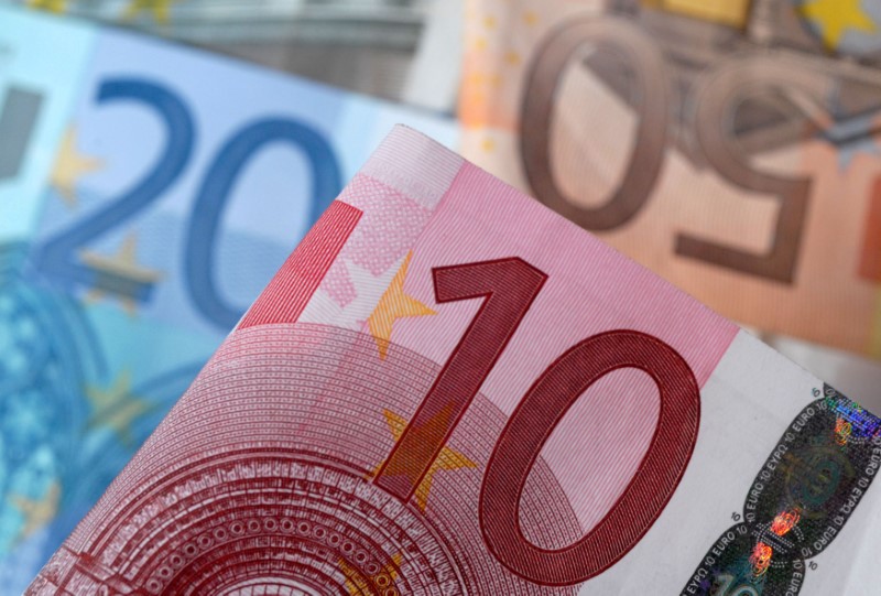 ARCHIV: Eine Bildillustration von Euro-Banknoten