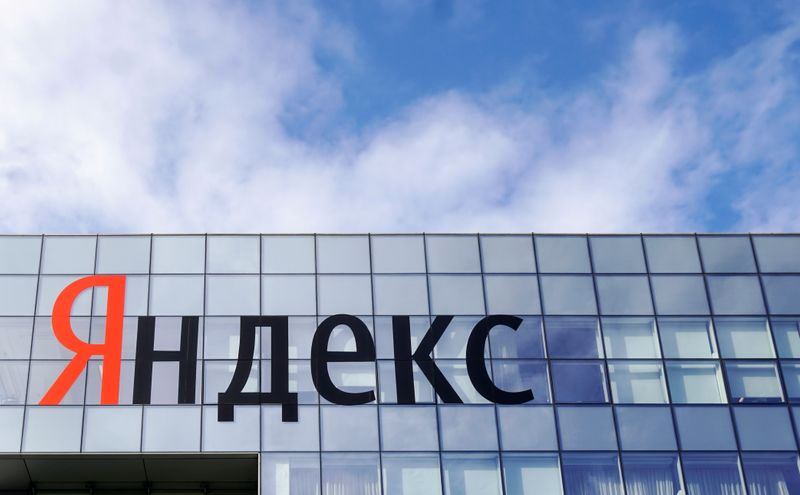 FOTO DE ARCHIVO: El logotipo de Yandex en Moscú
