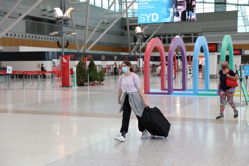 Alcune persone presso il terminal nazionale del Sydney Airportin di Sydney