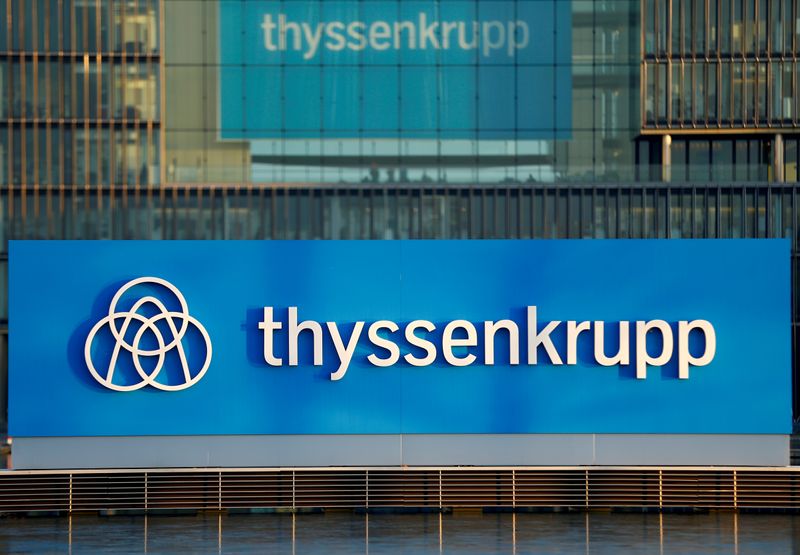 Il logo Thyssenkrupp AG nella sede dell'azienda a Essen