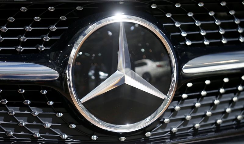 ARCHIV: Das Logo von Mercedes-Benz auf einem Auto vor der Daimler-Hauptversammlung in Berlin, Deutschland, 6. April 2016.  REUTERS/Hannibal Hanschke