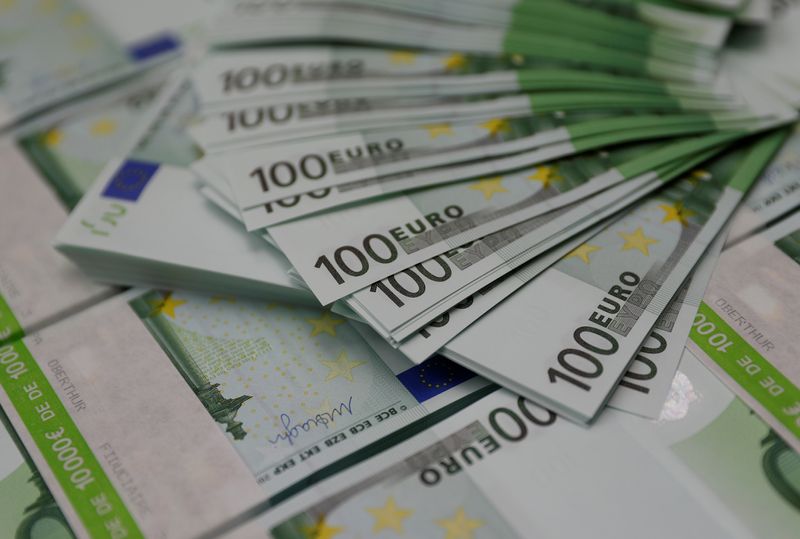 ARCHIV: 100-Euro-Banknoten in der Zentrale des Unternehmens Money Service Austria in Wien, Österreich, 16. November 2017. REUTERS/Leonhard Foeger
