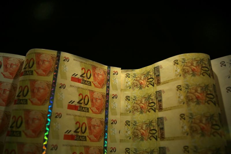 Billetes de reales brasileños se ven en el Centro Cultural del Banco de Brasil, en Río de Janeiro, Brasil