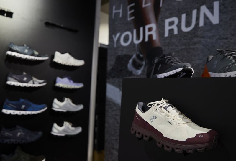 Schuhe von ON (Run on Clouds) im Swiss Sport Style Shop vor dem Börsengang (IPO) in Lausanne, Schweiz, 14. September 2021. REUTERS/Denis Balibouse