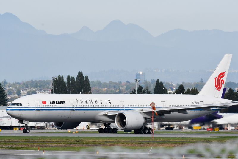 FOTO DE ARCHIVO. Un vuelo de Air China con destino a Shenzhen despega del Aeropuerto Internacional de Vancouver en Richmond, Columbia Británica, Canadá