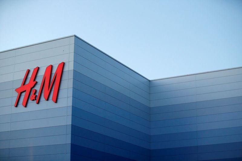 Une vue montre un entrepôt H&M à Magna Park à Milton Keynes, en Grande-Bretagne