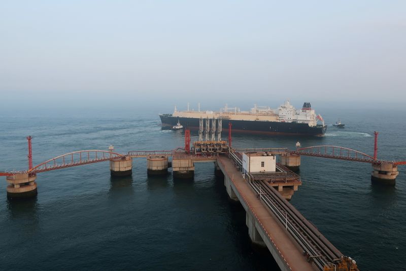 FOTO DE ARCHIVO: Un buque de transporte de GNL sale de puerto tras descargar en Dalian