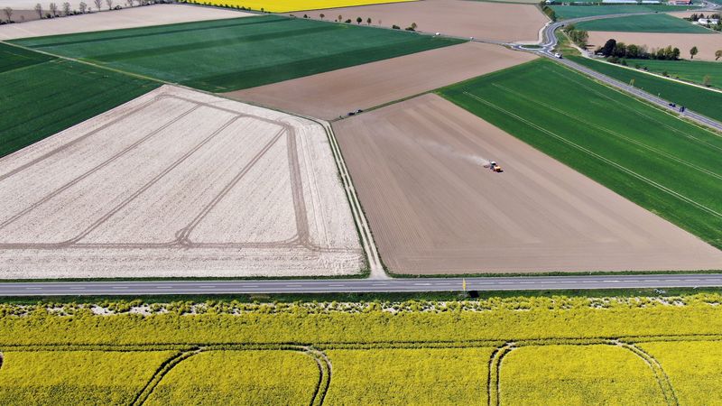 ARCHIV: Ein Landwirt sät Mais auf einem Feld in Frauwüllesheim bei Düren, Deutschland, 21. April 2020. REUTERS/Stephane Nitschke