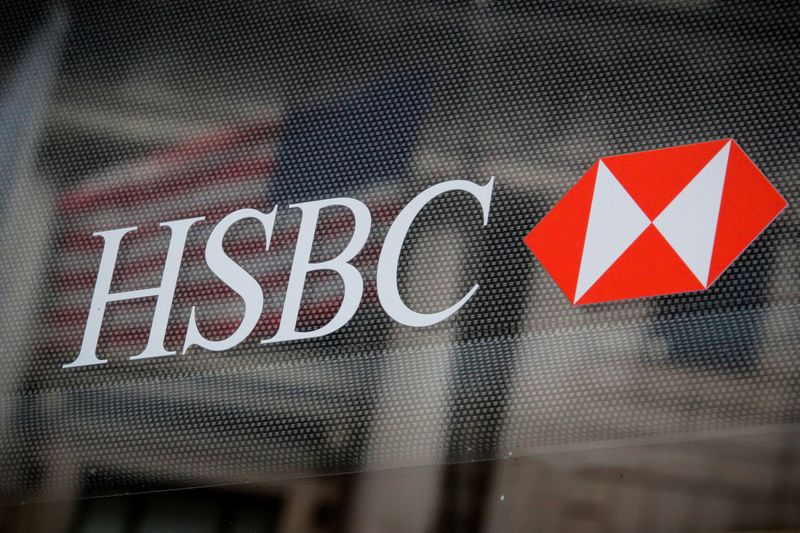 El logotipo de HSBC en una sucursal bancaria en el distrito financiero de Nueva York, Estados Unidos