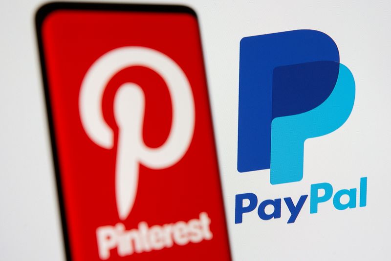 Un logo Pinterest su uno smartphone di fronte a un logo PayPal