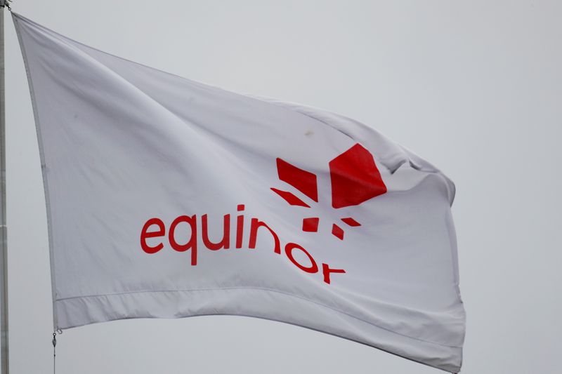 FOTO DE ARCHIVO: El logotipo de Equinor en una bandera en Stavanger