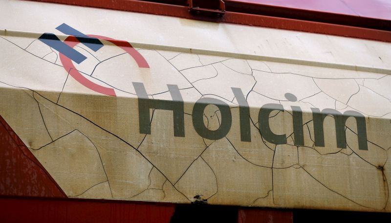ARCHIV: Das Logo des Schweizer Zementherstellers Holcim auf einem Eisenbahnwaggon in der Stadt Schlieren bei Zürich, Schweiz,1. April 2015. REUTERS/Arnd Wiegmann