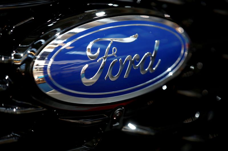 Photo d'archives du logo de Ford au salon de l'automobile de Francfort 
