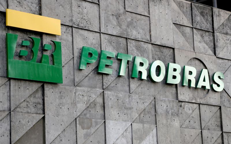 Logo della compagnia petrolifera brasiliana Petrobras presso la sede di Rio de Janeiro