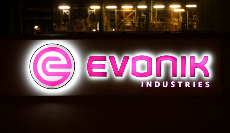 ARCHIV: Logo des deutschen Spezialchemieunternehmens Evonik Industries AG in seinem Werk in Bitterfeld, Deutschland, 29. Februar 2016. REUTERS/Fabrizio Bensch