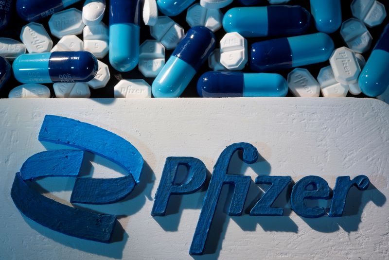 ARCHIV: Ein 3D-gedrucktes Pfizer-Logo unter Medikamenten desselben Herstellers in dieser Illustration vom 29. September 2021. REUTERS/Dado Ruvic/Illustration