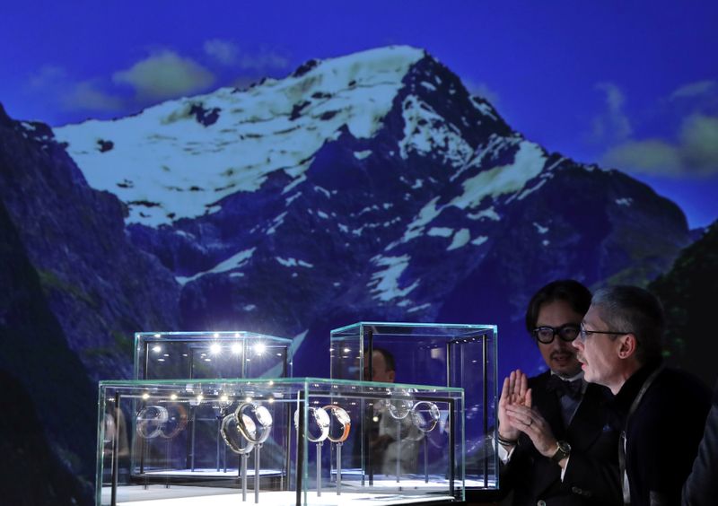 ARCHIV: Besucher am Stand von Montblanc, Teil des Luxuskonzerns Richemont, auf der Uhrenmesse 