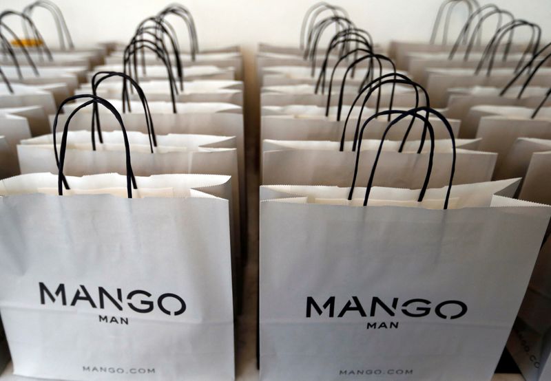 Foto de archivo ilustrativa con bolsas de la marca Mango en París