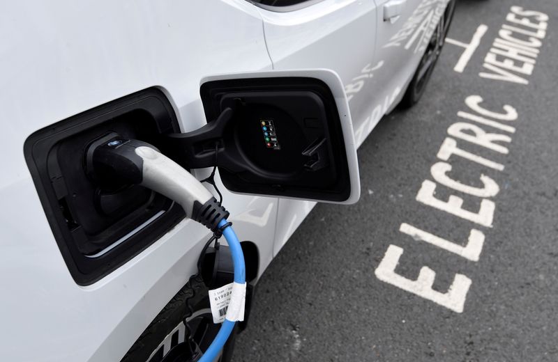 FOTO DE ARCHIVO: Punto de recarga de coches eléctricos en Londres