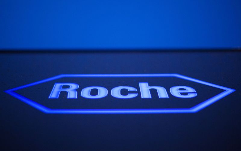ARCHIV: Das Logo des Schweizer Pharmaunternehmens Roche in Rotkreuz, Schweiz, 12. April 2012. REUTERS/Michael Buholzer