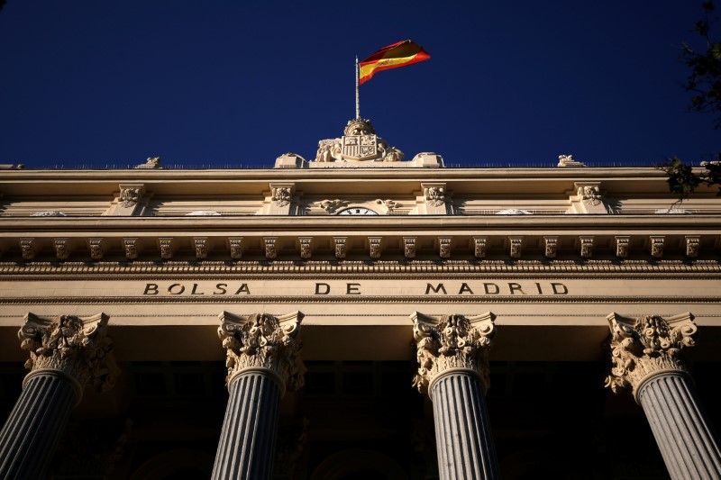 FOTO DE ARCHIVO: Una bandera española sobre la Bolsa de Madrid