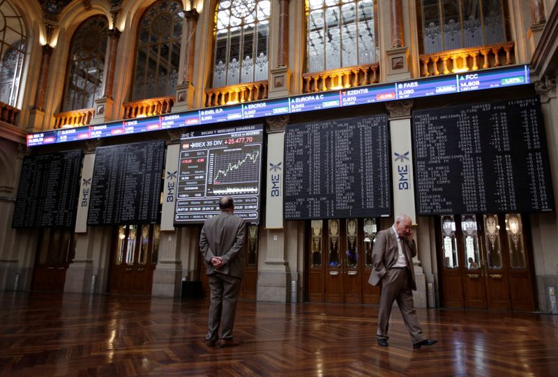 FOTO DE ARCHIVO: Paneles electrónicos con datos de cotización en el interior de la Bolsa de Madrid