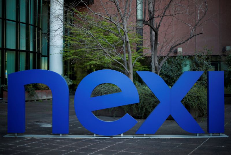 Logo Nexi fuori dalla sede dell'azienda a Milano