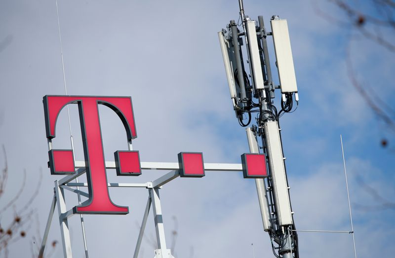 FOTO DE ARCHIVO: El logotipo del gigante alemán de las telecomunicaciones Deutsche Telekom AG y las antenas GSM en la parte superior de la sede de Deutsche Telekom en Bonn
