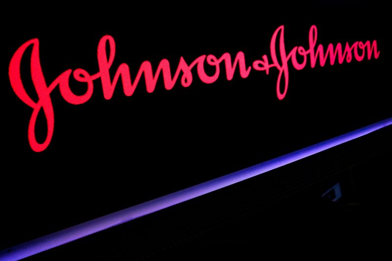 ARCHIV: Das Johnson & Johnson-Logo auf einem Bildschirm auf dem Parkett der New York Stock Exchange (NYSE) in New York, USA, 29. Mai 2019. REUTERS/Brendan McDermid