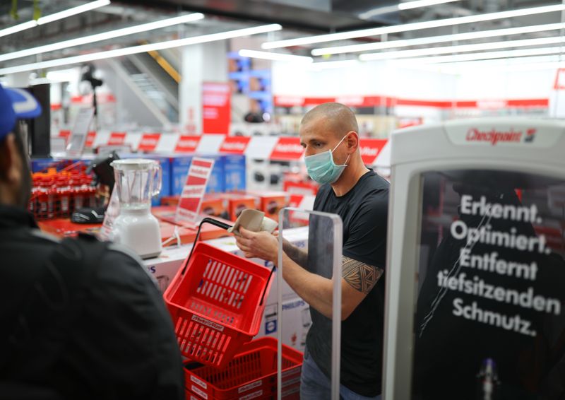ARCHIV: Ein Kunde beim Einkauf im Elektronikfachmarkt Media Markt in Berlin, Deutschland, 22. April 2020 . REUTERS/Hannibal Hanschke