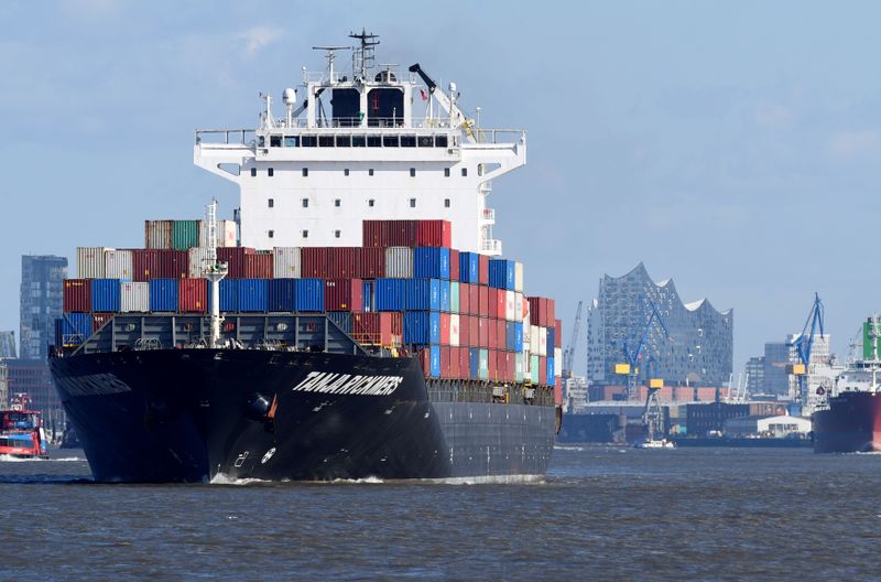 ARCHIV: Ein Containerschiff verlässt den Hafen in Hamburg, Deutschland, 11. März 2020. REUTERS/Fabian Bimmer
