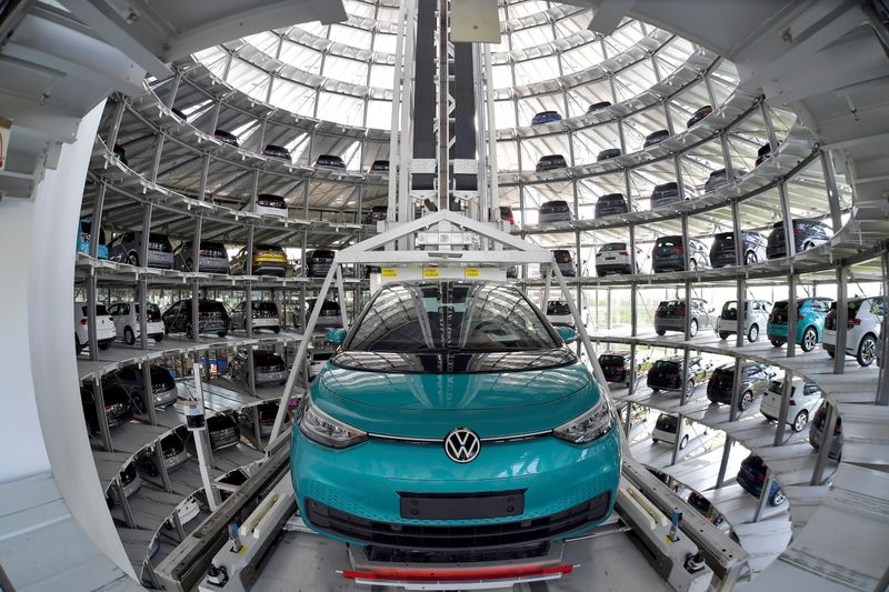 Vista della torre di deposito dell'auto elettrica ID.3 della casa automobilistica tedesca Volkswagen