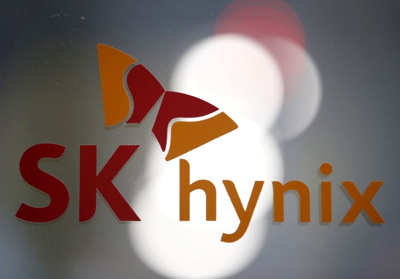 FOTO DE ARCHIVO: El logotipo de SK Hynix en su sede en Seongnam
