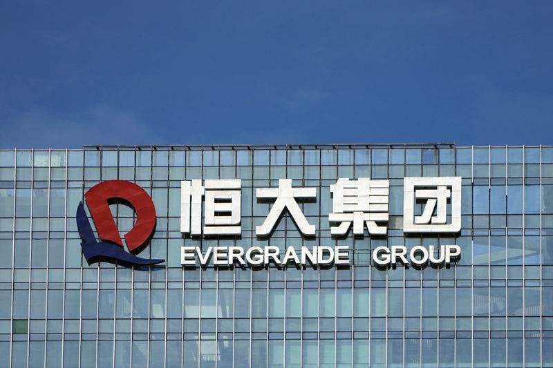 FOTO DE ARCHIVO: El logotipo del grupo China Evergrande en su sede en Shenzhen