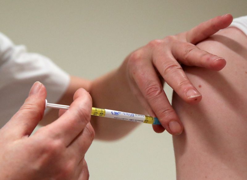ARCHIV: Ein freiwilliger Studienteilnehmer erhält eine Dosis des Corona-Impfstoffs (oder ein Placebo) von CureVac in Brüssel, Belgien, 2. März 2021. REUTERS/Yves Herman