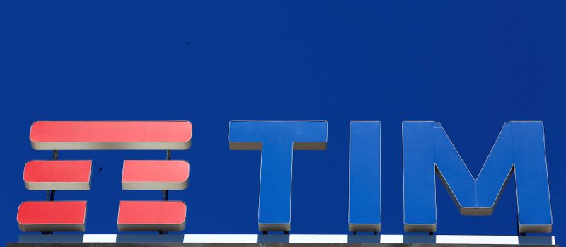 ARCHIV: Das Logo der Telecom Italia für die Marke TIM ist auf dem Dach eines Gebäudes im Zentrum von Mailand zu sehen, Italien, 20. Mai 2016. REUTERS/Stefano Rellandini