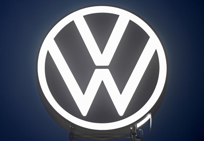 ARCHIV: Volkswagen-Logo an der VW-Zentrale, Wolfsburg, Deutschland, 9. September 2019. REUTERS/Fabian Bimmer