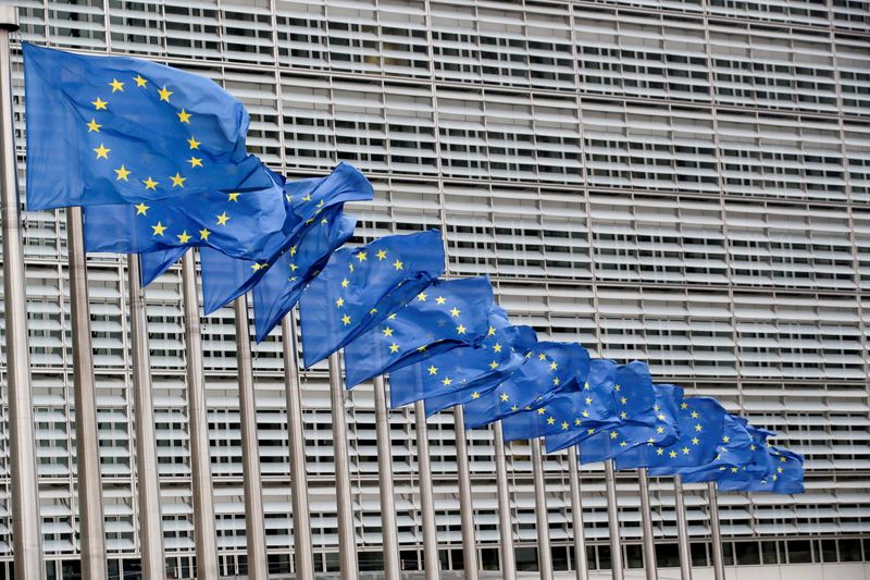 ARCHIV: Die Flaggen der Europäischen Union vor dem Sitz der EU-Kommission in Brüssel, Belgien, 14. Juli 2021. REUTERS/Yves Herman