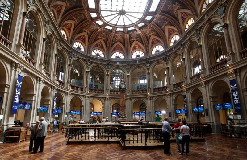 FOTO DE ARCHIVO: Vista general del interior de la Bolsa de Madrid